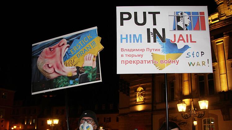 Putin muss ins Gefängnis - forderte die Teilnehmer der Mahnwache. Foto: Sonny Adam