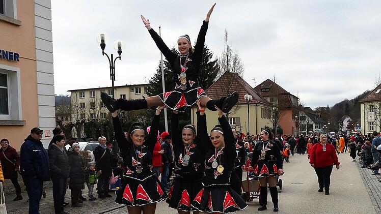 Faschingsumzüge in Franken 2023: Narren ziehen freudig durch die Straßen - die schönsten Bilder