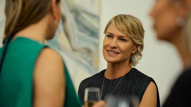 Laura (Robin Wright) bangt um ihren sozialen Status.