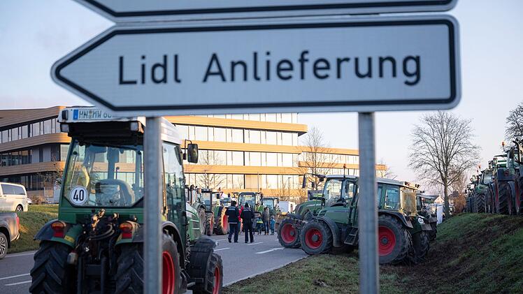 Demonstration von Landwirten vor Lidl-Zentrale