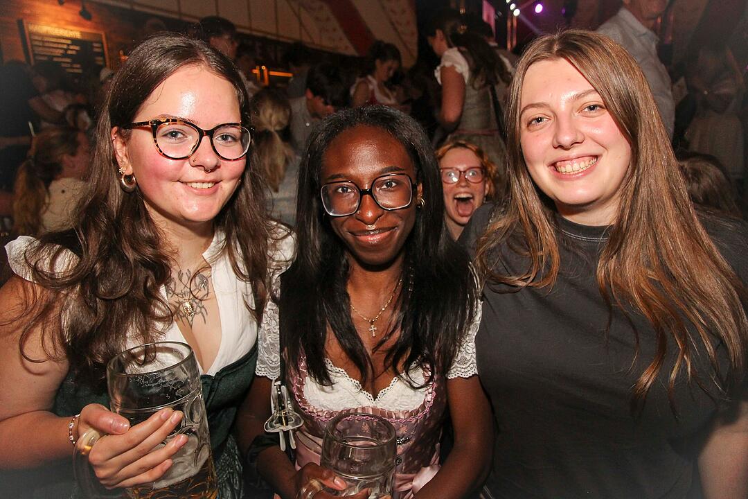 Tanzen, Feiern, Mitsingen &ndash; bayerische Partystimmung bis Mitternacht.