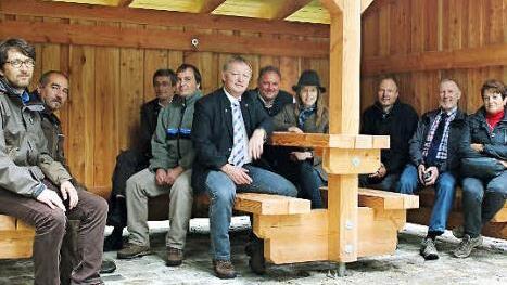 Die Verantwortlichen der beteiligten Stellen (v.l.) Thomas Lemke, Robert Reuscher, Manfred Endres, Joachim Dahmer, Thomas Bold, Michael Pfaff, Ursula Schneider, Klaus Spitz, Waldemar Bug und Marianne Raab in der Wetterschutzhütte.