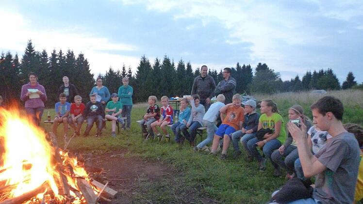 Nach der Wald-Rallye saß die Gruppe aus Wartenfels in Mittelberg bei einem Lagerfeuer zusammen. Die Freude war durch den Diebstahl der Fackeln etwas getrübt. Foto: privat
