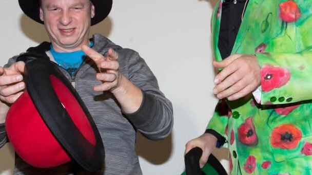 Perfekte Partnerjonglage. Die vier Hüte symbolisieren die politischen Parteien.