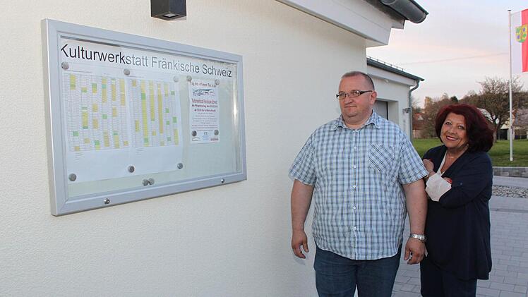 Hans Heckel und Reante Knöttner sind stolz auf das neue Gebäude. Foto: Carmen Schwind