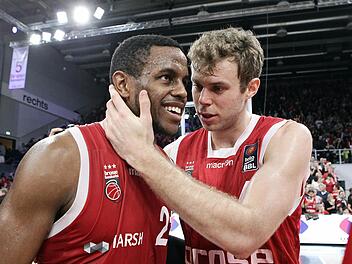Der wertvollste Spieler des Euroleague-Monats November, Nicolo Melli (r.), der aufgrund von Foulproblemen nur 17 Minuten auf dem Feld stand, gratuliert Bambergs Matchwinner Darius Miller. Der Scharfschütze traf neun seiner zehn Würfe aus dem Feld und kam auf starke 27 Punkte. Fotos: sportpress