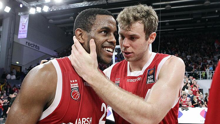 Der wertvollste Spieler des Euroleague-Monats November, Nicolo Melli (r.), der aufgrund von Foulproblemen nur 17 Minuten auf dem Feld stand, gratuliert Bambergs Matchwinner Darius Miller. Der Scharfschütze traf neun seiner zehn Würfe aus dem Feld und kam auf starke 27 Punkte. Fotos: sportpress