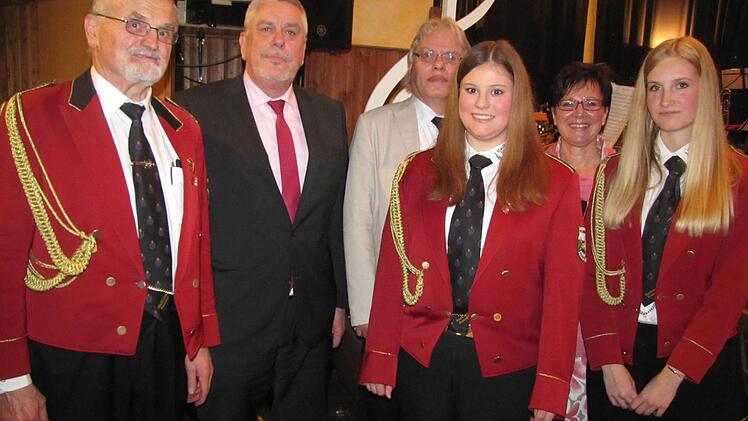 Ehrungen beim Musikverein Beiersdorf. Von links: Dirigent Dietmar Luther, Oberbürgermeister Norbert Tessmer, Ronald Friedrich vom Nordbayerischen Musikbund, Franziska Stubbert, Vorsitzende Stefanie Kramer und Jennifer Gleichmann.