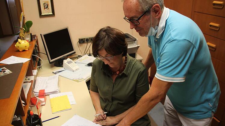Dr. Günter Schneider und seine Frau Pauline, die am Empfang arbeitet, sind ein eingespieltes Team: Er die Behandlung, sie die Planung.  Foto: Kerstin Väth