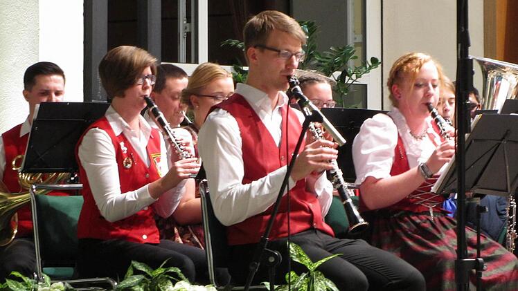50 Musiker begeisterten anlässlich des Jubiläumskonzerts zum 20-jährigen Bestehen des Bezirksjugendblasorchesters die Zuhörer in der Wandelhalle im Staatsbad. Foto: Sebastian Vogt