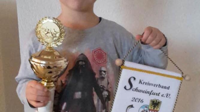 Erfolgreicher Nachwuchs: Der Jugendvereinsmeister Fabian Günder freut sich über seinen Siegerpokal Fotos: Andreas Lomb
