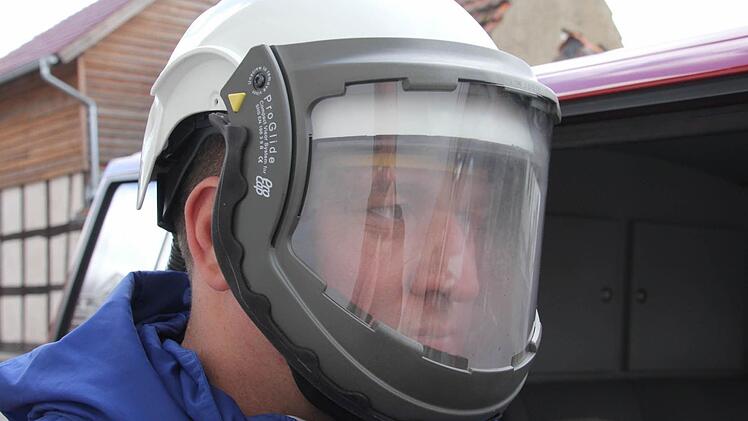 Eine besondere Schutzausrüstungen brauchen die Brandfahnder bei manchen Einsätzen.  Foto: hw