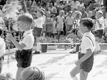 So sah eine Aufführung der Kinder beim Sommerfest 1970 aus. Foto: privat