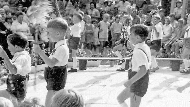 So sah eine Aufführung der Kinder beim Sommerfest 1970 aus. Foto: privat
