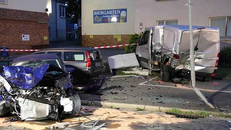 Bei einem schweren Unfall in der Nacht auf Samstag wurden drei Menschen zum Teil schwer verletzt.  Foto: Michael Stelzner