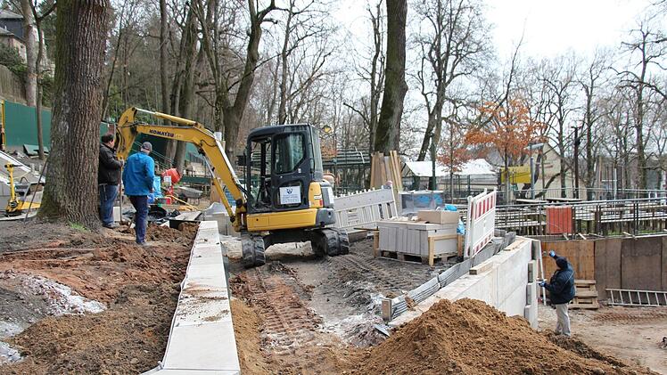 Alles für die Sicherheit: Die Stadt Erlangen baut am Nachbarkeller auf dem Bergkirchweihgelände neue Mauern und Geländer. Foto: Christian Bauriedel