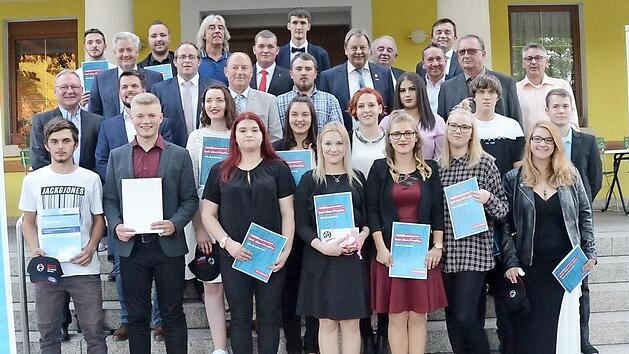 Die erfolgreichen Junghandwerkerinnen und Junghandwerker erhielten ihre Gesellenbriefe. Mit im Bild (hinten von rechts) B&uuml;rgermeister Jens Korn (Vertreter der B&uuml;rgermeister), B&uuml;rgermeister Norbert Gr&auml;bner (Marktrodach), Kreisrat Heinz Hausmann und Kreishandwerksmeister Heinrich Schneider mit den Innungsobermeistern.  Foto: Karl-Heinz Hofmann