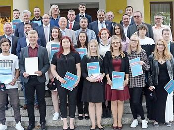 Die erfolgreichen Junghandwerkerinnen und Junghandwerker erhielten ihre Gesellenbriefe. Mit im Bild (hinten von rechts) Bürgermeister Jens Korn (Vertreter der Bürgermeister), Bürgermeister Norbert Gräbner (Marktrodach), Kreisrat Heinz Hausmann und Kreishandwerksmeister Heinrich Schneider mit den Innungsobermeistern.  Foto: Karl-Heinz Hofmann