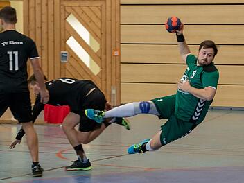 Der Weidhausener Niklas Reichl hat die Eberner Abwehr überwunden und erzielt hier das 12:2 in der 17. Minute.  Foto: Klaus Gagel