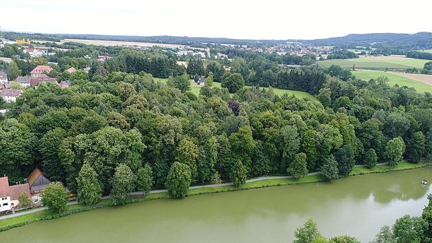 Das Schlosspark-Areal grenzt direkt an den Weiher an. Links ist die "Schlossbr&auml;u" zu sehen.
