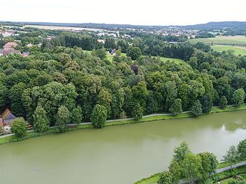 Das Schlosspark-Areal grenzt direkt an den Weiher an. Links ist die "Schlossbräu" zu sehen.