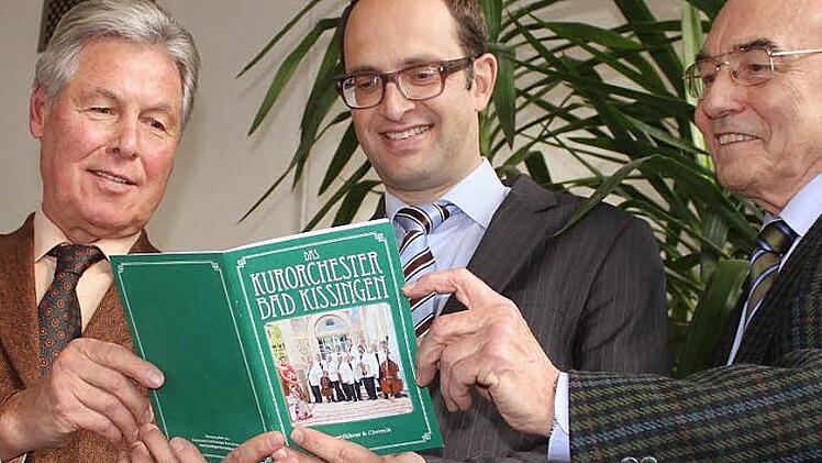 Wollen die neue Broschüre gar nicht mehr aus der Hand legen: (von links) Klaus Stebani, Kurdirektor Gunter Sauer und Kurt Rieder  Foto: Herteux