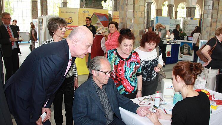 Beim Stand des Leopoldina-Krankenhauses Schweinfurt kann man den Blutzucker messen lassen.