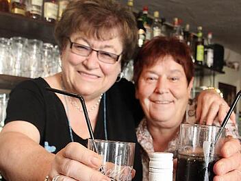 Prost! Helga und Traudel sind bestens für ihren Getränkestand bei den "Wild Times" gerüstet.  Foto: Diana Fuchs