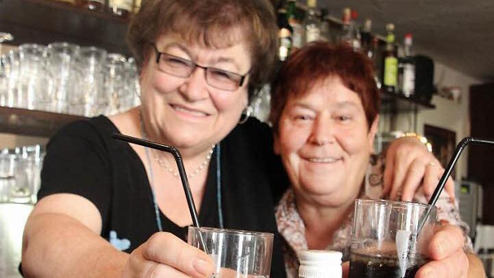 Prost! Helga und Traudel sind bestens für ihren Getränkestand bei den "Wild Times" gerüstet.  Foto: Diana Fuchs