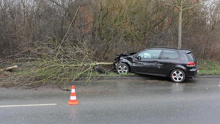 Am Mittwochmorgen (19.03.2014) ereignete sich auf der B22 am Ortsausgang von Bayreuth ein Verkehrsunfall mit toedlichem Ausgang. Foto: News5 / Fricke
