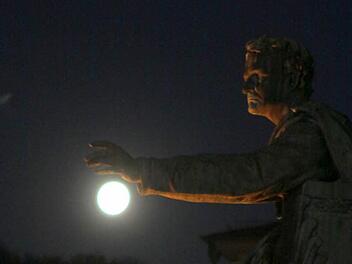 König Ludwig spielt mit dem Größten der Lampions, dem Mond, Fotos: Thomas Dill