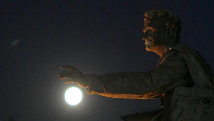 König Ludwig spielt mit dem Größten der Lampions, dem Mond, Fotos: Thomas Dill