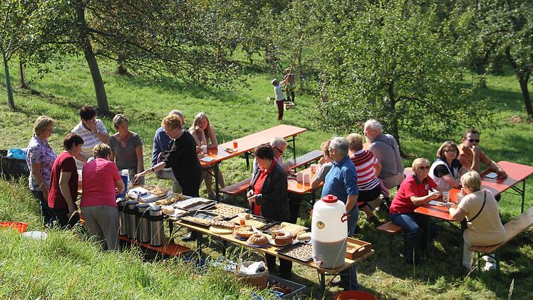 Äpfel gab es auch in Form von Apfelkuchen. Foto: Gerda Völk