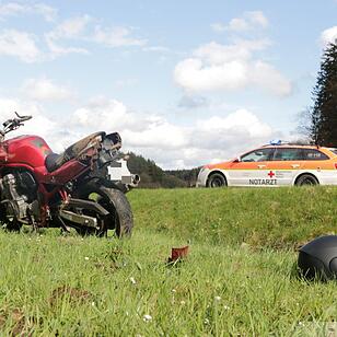 Schwerer Motorradunfall auf B22 bei Steinfeld