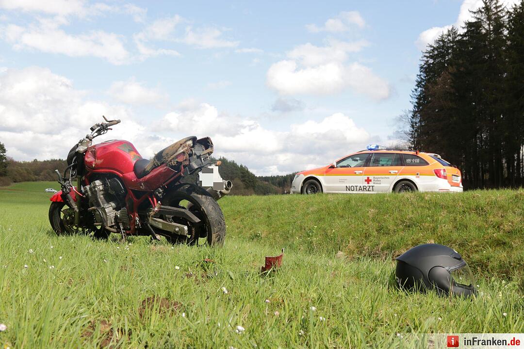 Schwerer Motorradunfall auf B22 bei Steinfeld