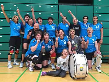 Endlich Deutscher Meister: Unser Bild zeigt (hinten, von links) Sigi Niemczyk, Physio Andi Grüll, Beate Liebschner, Trainer Frank Otter, Kerstin Szyska, Birgit Pallas, Micha Siegl, Sandra Oschmann, Conny Franke und Simone Glückler sowie (vorne, von links) Heike Lüdeking, Geli Reith, Maggie Schweigler, Vilma Bindrum, Fritzi Rehkamp und Trommlerin Hanna Glückler. Foto: TV/DJK Hammelburg