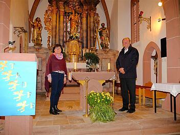 Kirchenpflegerin Adelheid Tröger und Pfarrer Paul Kowol freuen sich über die gelungene Sanierung. Die Altarstufen wurden vorverlegt.