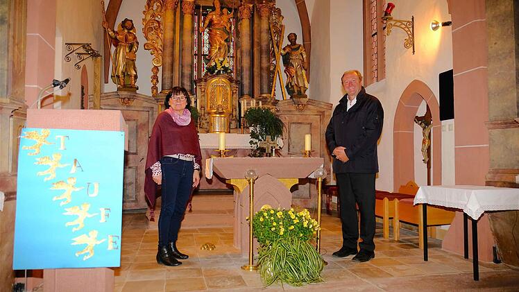 Kirchenpflegerin Adelheid Tröger und Pfarrer Paul Kowol freuen sich über die gelungene Sanierung. Die Altarstufen wurden vorverlegt.