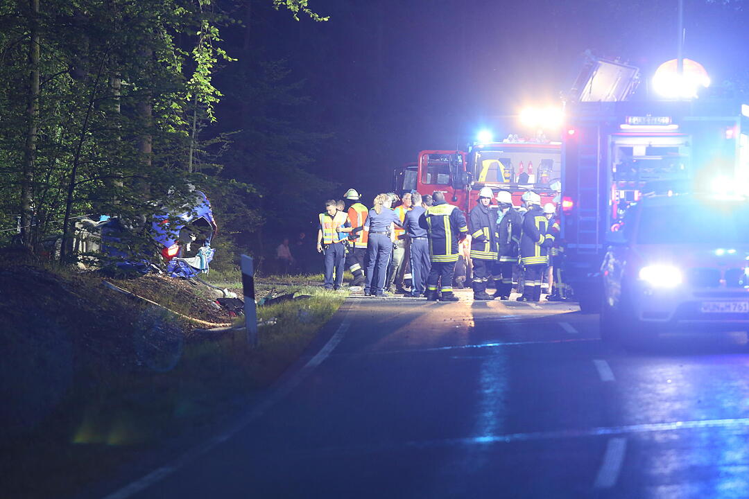 Auto überschlägt sich im Kreis Bayreuth – zwei junge Frauen sterben