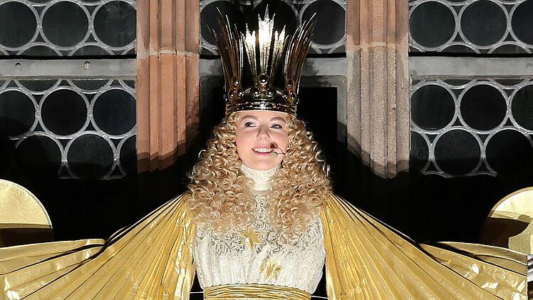Das N&uuml;rnberger Christkind Barbara Ott er&ouml;ffnet mit dem feierlichen Prolog den N&uuml;rnberger Christkindlesmarkt 2015.Foto: Daniel Karmann/dpa