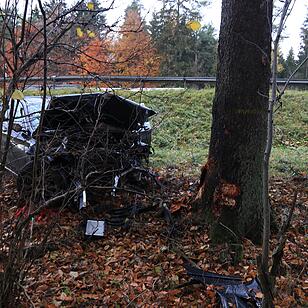Schwerer Unfall auf der  A9: Auto kracht  durch Leitplanke und stürzt die Böschung hinab