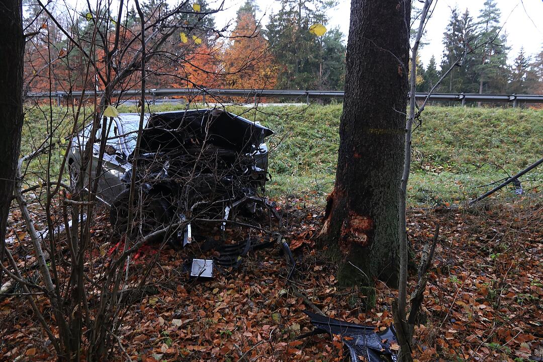 Schwerer Unfall auf der  A9: Auto kracht  durch Leitplanke und stürzt die Böschung hinab