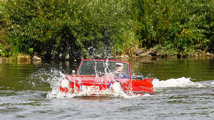 Bernhard Fischenich in seinem Amphicar