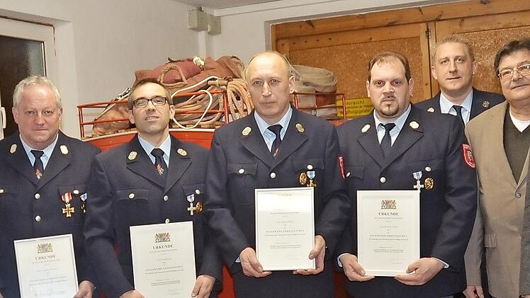 Hohe Ehrungen mit staatlichen Ehrenzeichen in Gold und Silber gab es bei der FF Eila (von links): KBR Joachim Ranzenberger, KBM Klaus Dressel, Clemens Wicklein (Erster Kommandant), Jörg Blinzler, Werner Wich, Matthias Löwel, Stefan Welscher (Erster Vorsitzender), Zweiter Bürgermeister Wolfgang Förtsch, Landrat Klaus Löffler.  Foto: K.- H. Hofmann