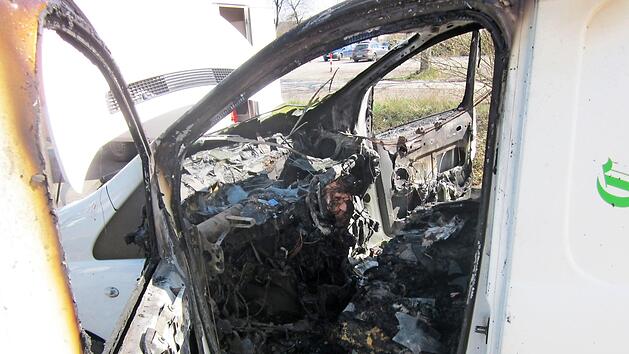 V&ouml;llig verw&uuml;stet ist der Fahrgastbereich dieses Peugeot nach dem Brand.  Foto: Polizei Coburg