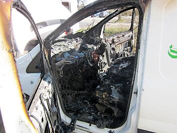 Völlig verwüstet ist der Fahrgastbereich dieses Peugeot nach dem Brand.  Foto: Polizei Coburg