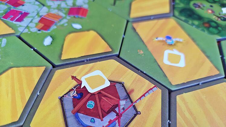 Spiele-Test Dorfromantik - das Brettspiel:  Entspannter Landschaftsbau mit Sogwirkung