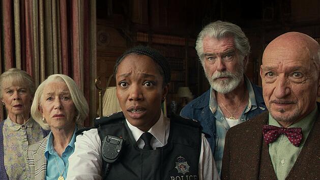 Joyce (Celia Imrie, links), Elizabeth (Helen Mirren, zweite von links), Ron (Pierce Brosnan, zweiter von rechts) und Ibrahim (Ben Kingsley) bringen sich und Polizistin Donna (Naomi Ackie) immer wieder in die Zwickmühle.