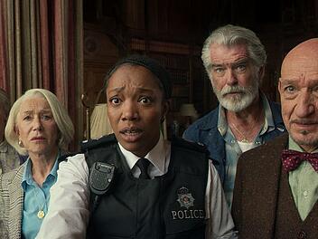 Joyce (Celia Imrie, links), Elizabeth (Helen Mirren, zweite von links), Ron (Pierce Brosnan, zweiter von rechts) und Ibrahim (Ben Kingsley) bringen sich und Polizistin Donna (Naomi Ackie) immer wieder in die Zwickmühle.