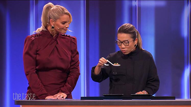 Gast-K&ouml;chin Sarah Henke legt Wert darauf, dass die Asia-L&ouml;ffel nicht zu "europ&auml;isch" schmecken.